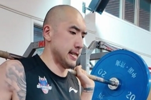 陶汉林光头抢镜!山东男篮晒训练视频:汗水哗哗流 对抗不用愁
