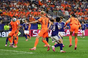 荷兰1-0领先日本!赫拉芬贝赫助攻,范戴克头球破门